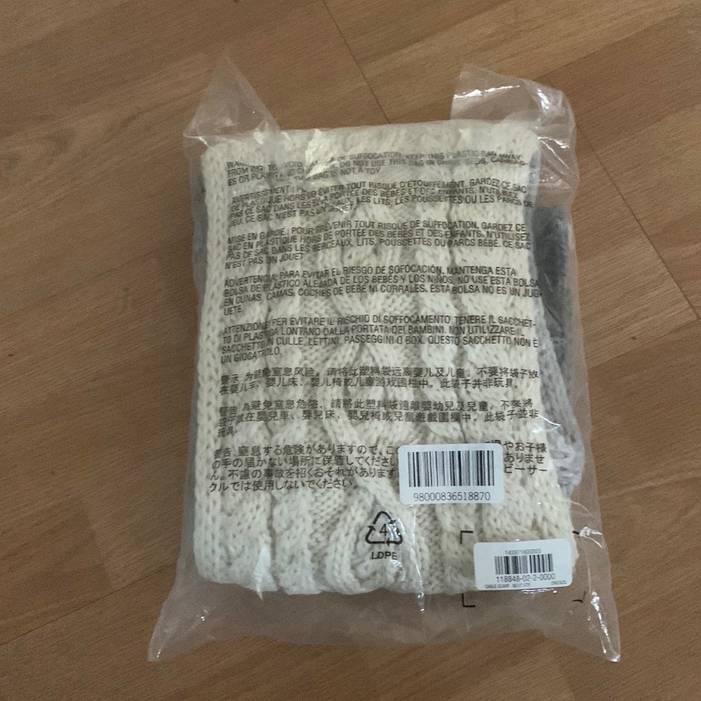 GAP Cable knit scarf neutral one size